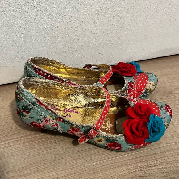 Floral Mary Jane Shoes with Red and Blue Accents - Picture 2 of 5